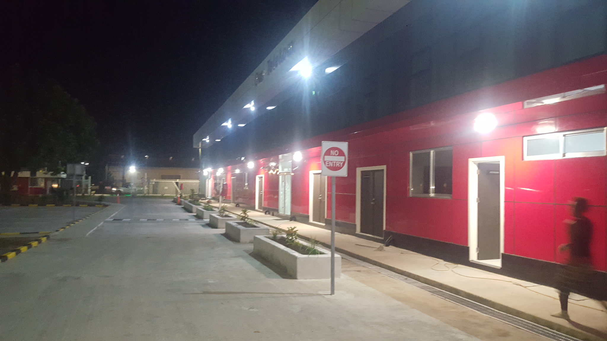 3 sided red commercial steel building na may concrete slab